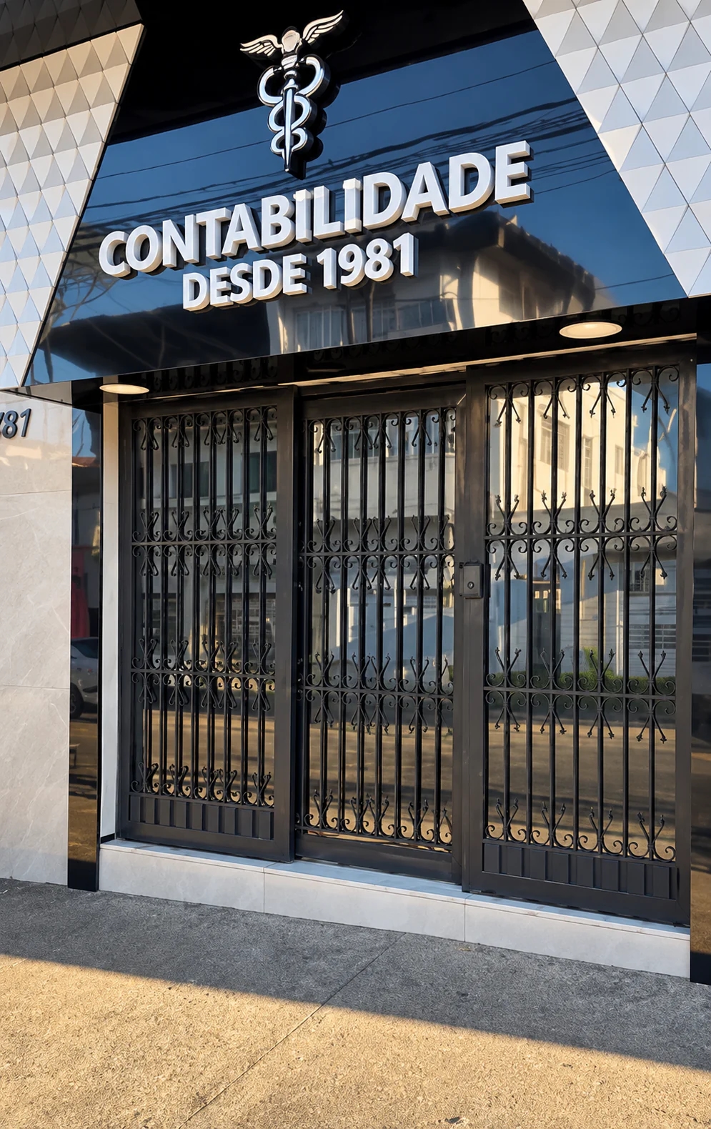 Fachada preta da Rodriguez Contabilidade com o letreiro "Contabilidade desde 1981" sobre a porta de grade